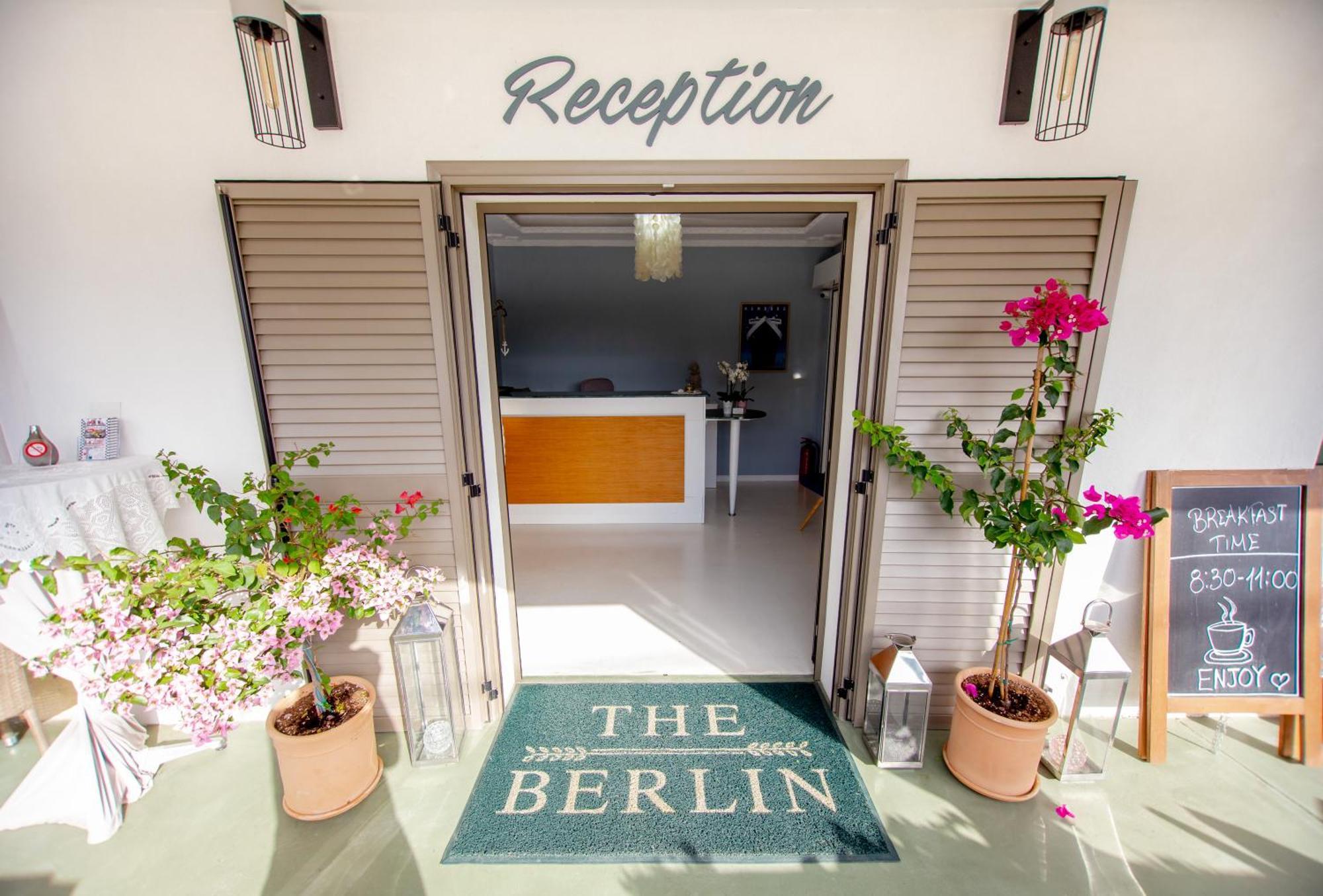 T H E Berlin Studios And Suites Nea Vrasna Ngoại thất bức ảnh